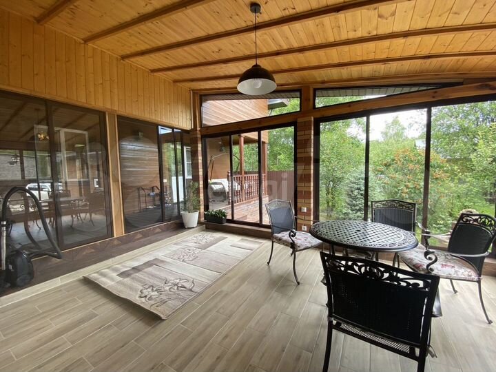 Дом 219 м² на участке 6 сот.