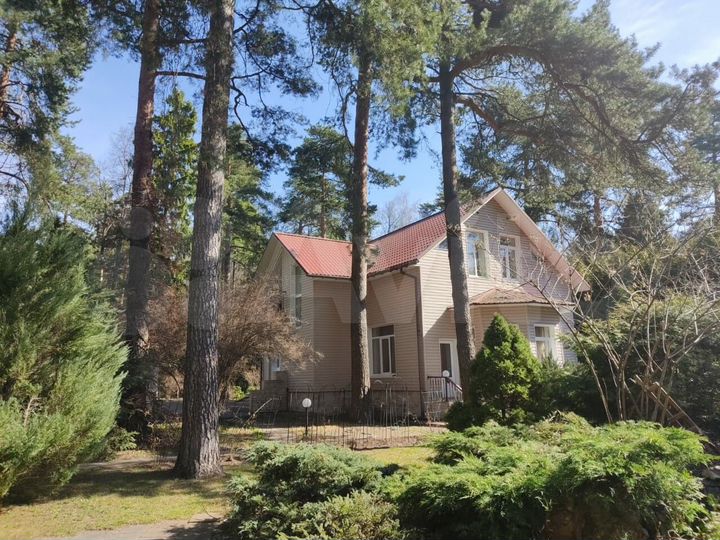 Коттедж 202 м² на участке 20 сот.