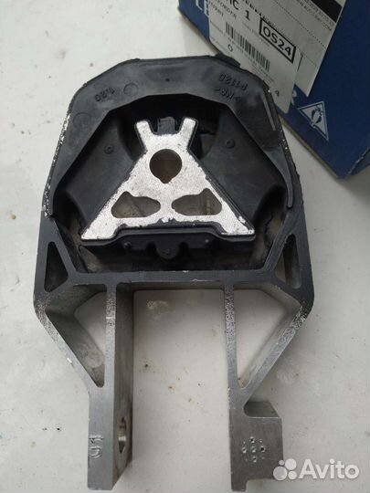 Нижняя опора АКПП на Volvo S40 II 2.4