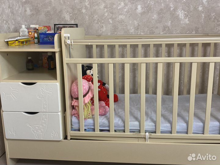 Детская кроватка с маятником