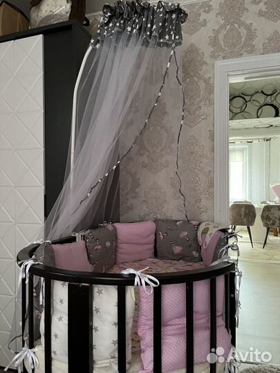 Детская кроватка и комод