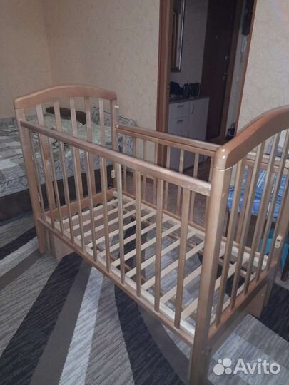 Детская кроватка с продольным маятником