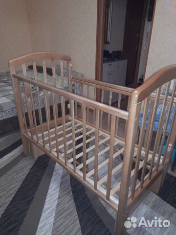 Детская кроватка с продольным маятником