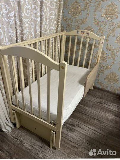 Детская кроватка с маятником