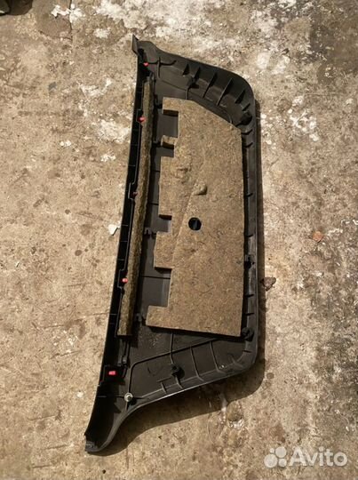Обшивка двери багажника Mitsubishi