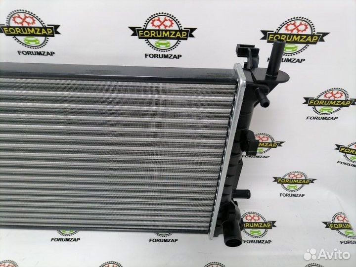 Радиатор охлаждения двигателя Ford Focus 1998-2004