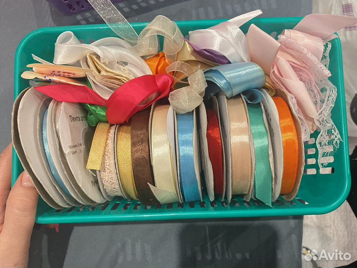 Ленты атласные рулонами и небольшими кусочками