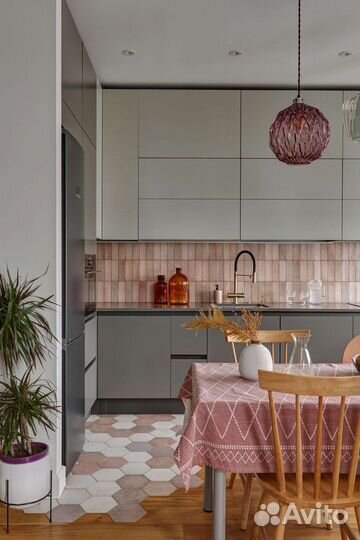 Кухня угловая с барной стойкой у окна