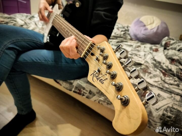 Электрогитара rockdale + комбик, шнур, медиаторы