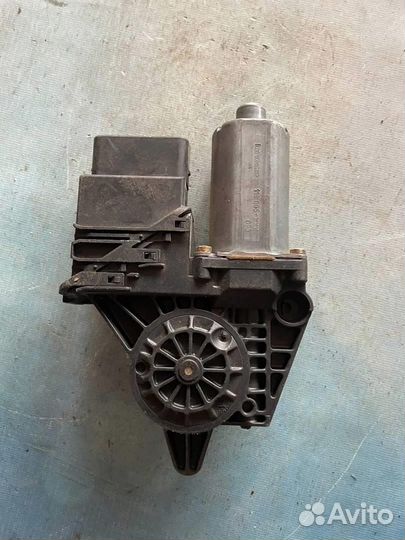 Моторчик стеклоподъемника задний левый 1C0959811