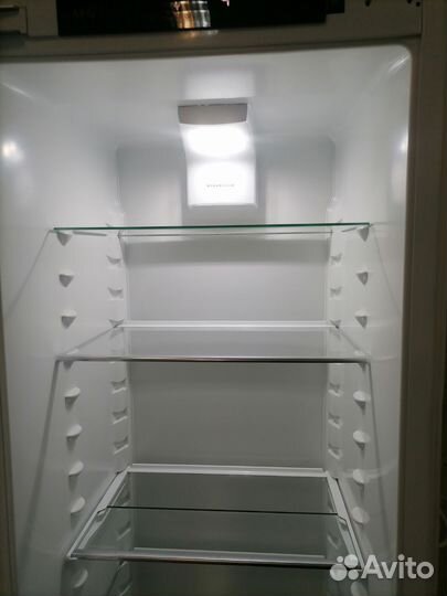 Встраемый холодильник Аег