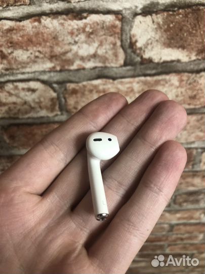Левый наушник Air pods