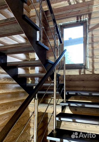 Лестница с забежными ступенями в коттедж