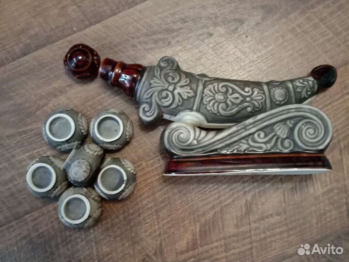 Штоф с рюмками,Кинжал, керамика