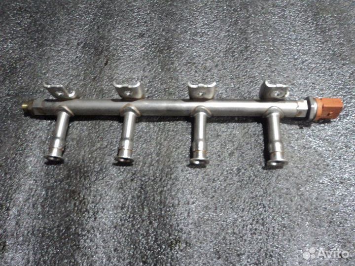 Топливная рейка с датчиком давления Audi A1 8X1