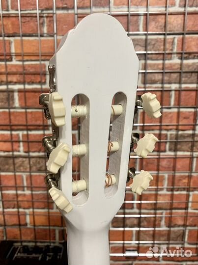 Классическая гитара + аксессуар