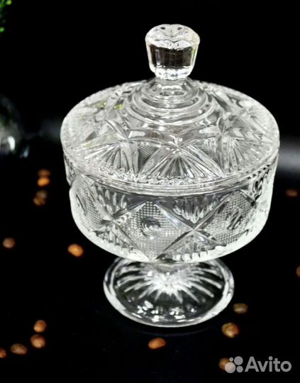 Конфетница на ножке с крышкой