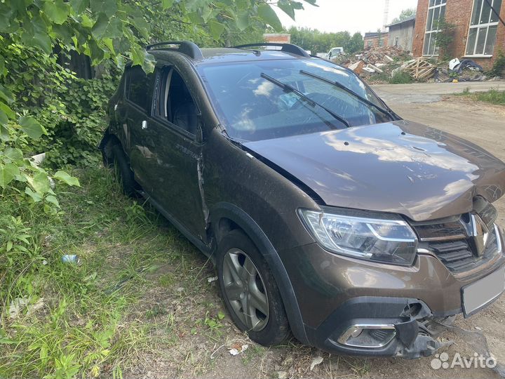 Renault Sandero Stepway 1.6 МТ, 2022, битый, 30 000 км