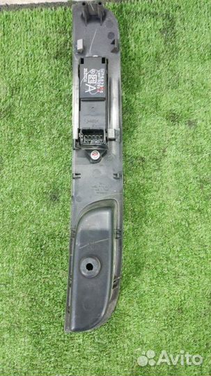 Кнопка стеклоподъемника передняя правая Mitsubishi