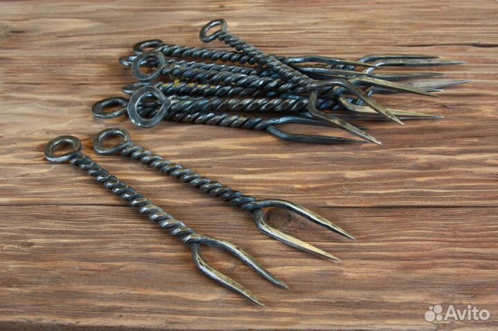 Кованая витая двузубая вилка