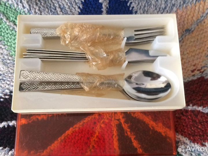 Набор столовых приборов-ложки,вилки,ножи