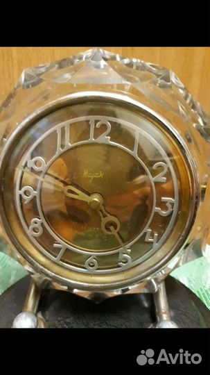 Часы настольные маяк в хрустальном корпусе