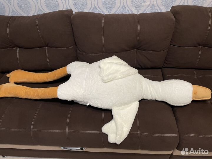 Большой плюшевый гусь