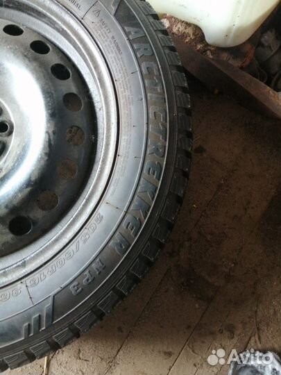 Maxxis ArcticTrekker NP3 205/60 R16 96T