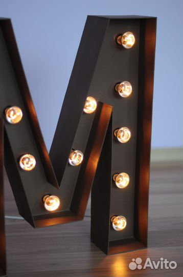 Объемная буква с лампочками в ретро-стиле М, А