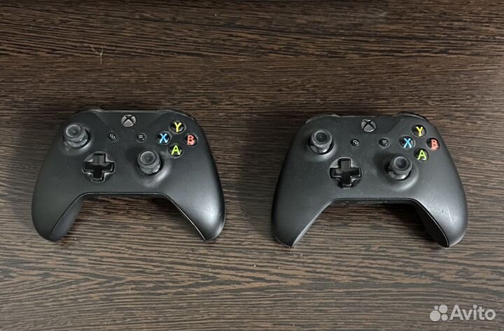 Xbox One s 2 геймпада