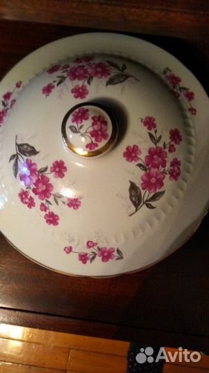 Блюдо с крышкой из фарфора (блинница)