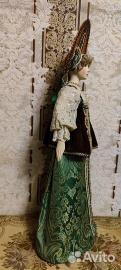 Кукла с фарфоровыми элементами в кокошнике