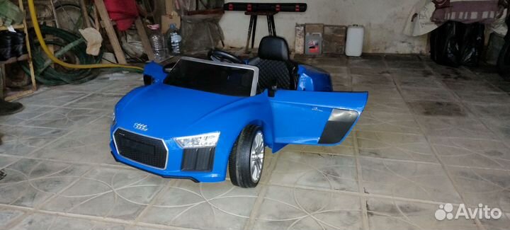 Детская машина на аккумуляторе с пультом Audi R8