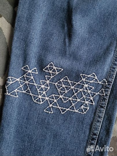 Джинсы с вышивкой