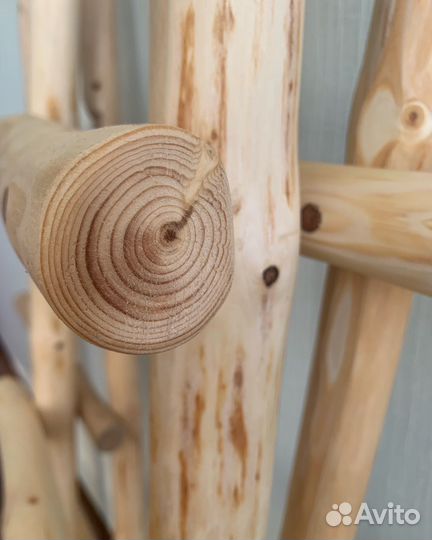 Вешалка деревянная лестница