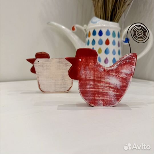 Деревянные статуэтки петушки