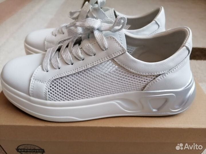 Кроссовки женские.р.39