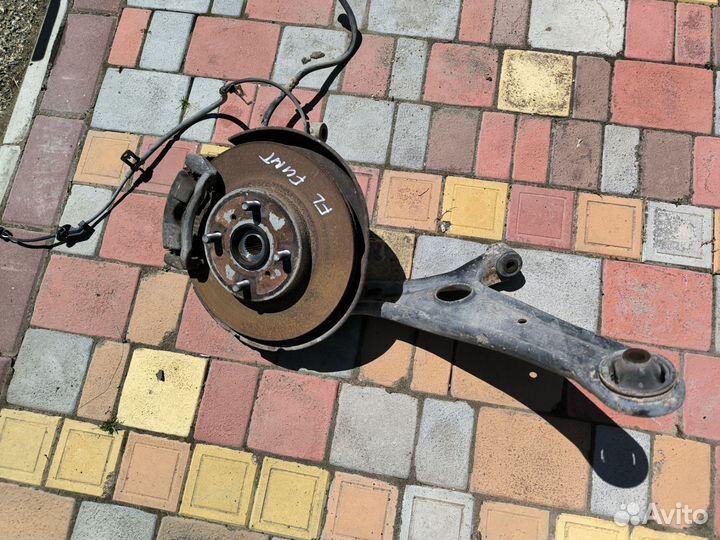 Toyota Funcargo кулак левый в сборе с рычагом