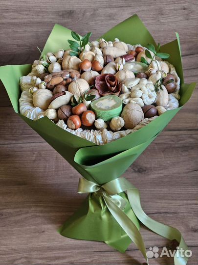 Букет из орехов и сухофруктов