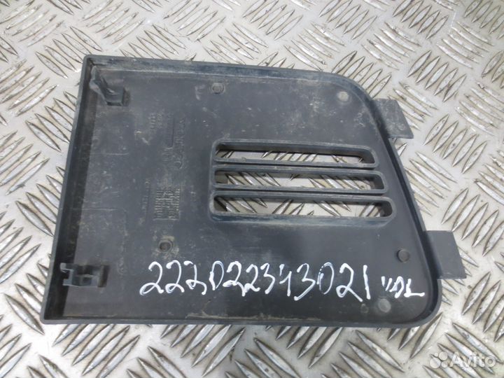 Заглушка решетки радиатора верхняя левая Volvo 205