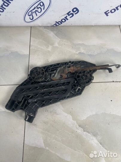 Кронштейн фары нижний передний правый Skoda