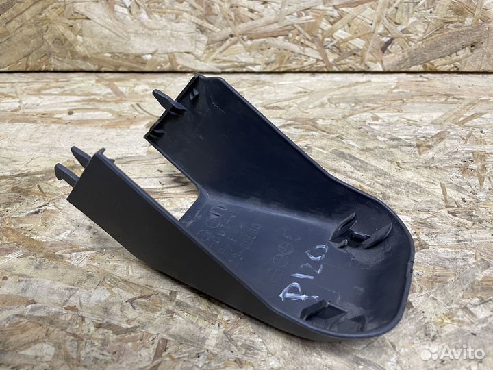 Передняя заглушка сиденья Toyota Prado 120