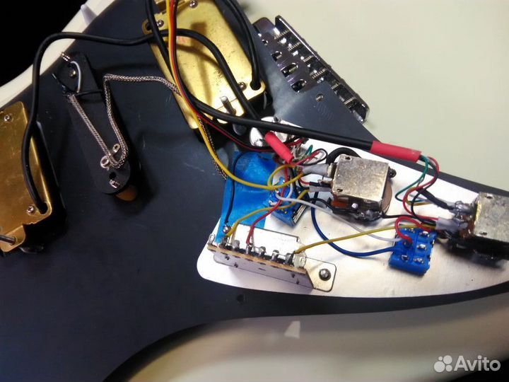 Электрогитара stratocaster с большой головой грифа