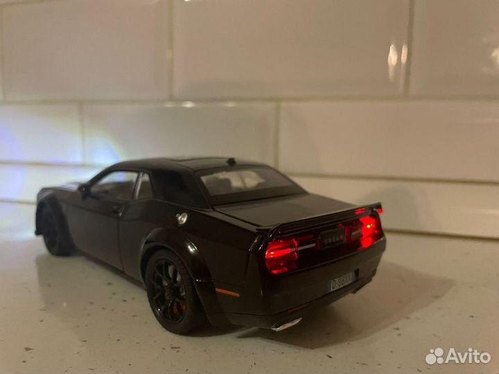 Коллекционная машинка Dodge Challenger SRT 1:24