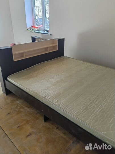 Кровать двухспальная с матрасом 160 200