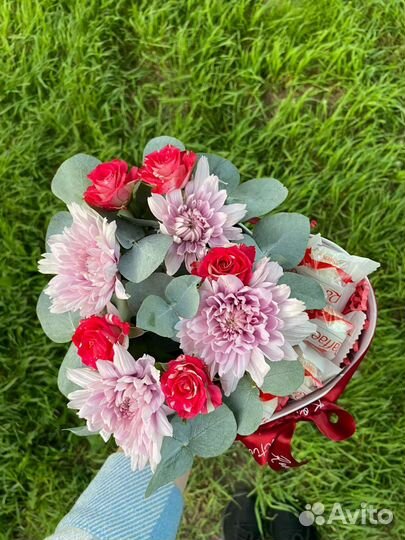 Композиция с конфетами и цветами