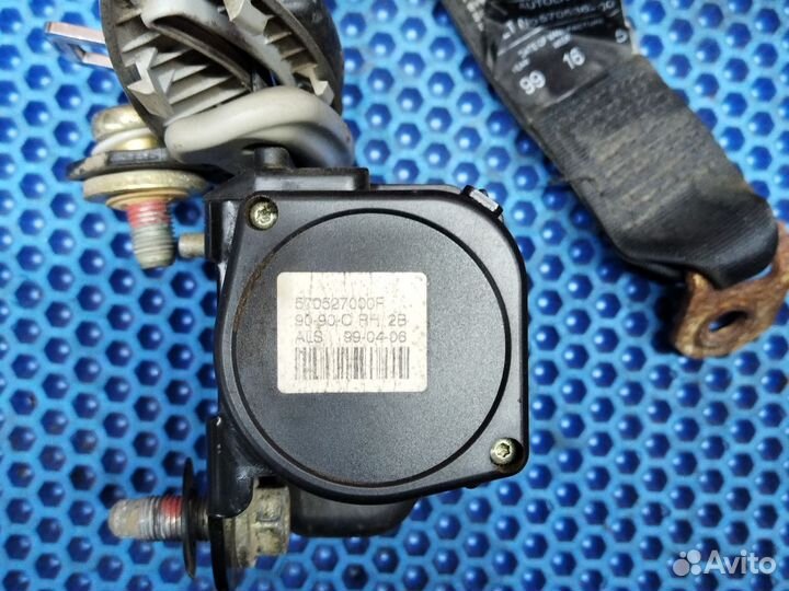 Ремень безопасности задний прав Mitsubishi carisma