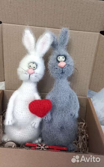 Вязанные зайцы-2шт.(серый и белый)