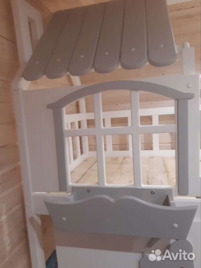 Двухъярусная кровать домик