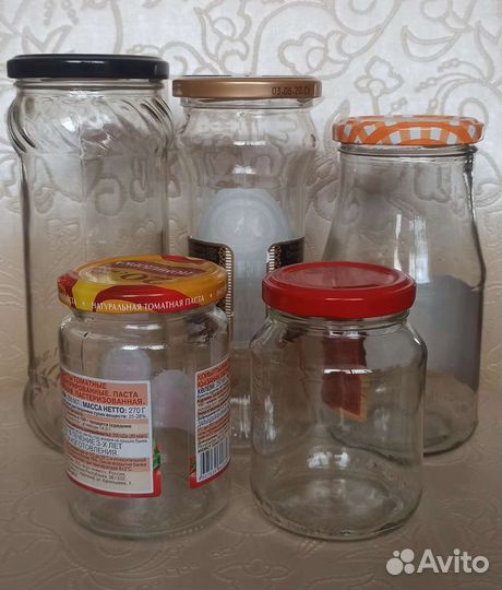 Много Банка банки с закручивающимися крышками